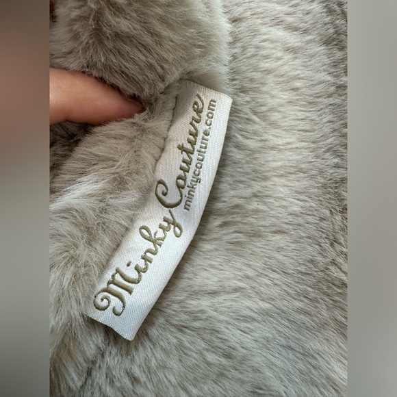 Minky Couture luxury plush scarf light taupe New - Picture 3 of 4